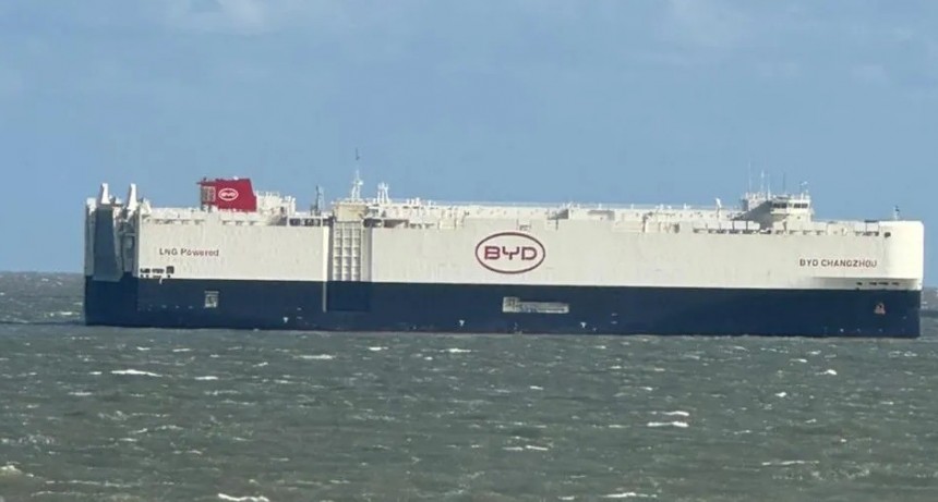 El buque que trajo de China más de 5.000 autos híbridos y eléctricos ya está en Argentina