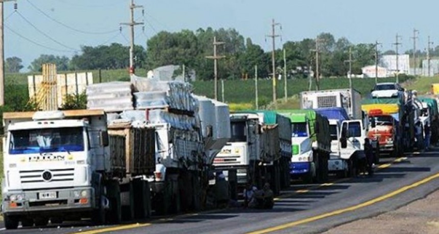 Por el aumento de los combustibles sube el costo del transporte