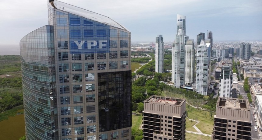YPF sale de la mira de una privatizaci&oacute;n y sella acuerdo hist&oacute;rico con Santa Cruz