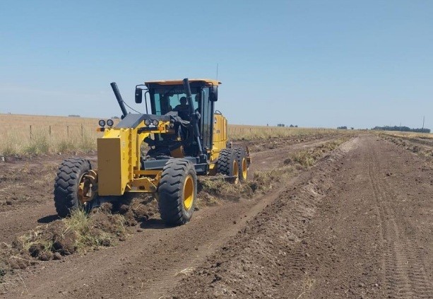 Trabajos de alteo y mantenimiento en la traza vial rural