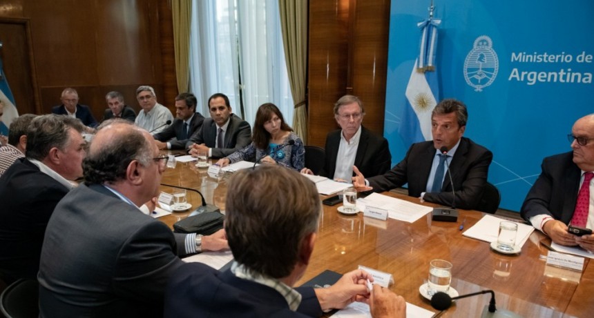 Por la sequ&iacute;a, Massa recibi&oacute; a dirigentes del campo y les anunci&oacute; el alivio fiscal