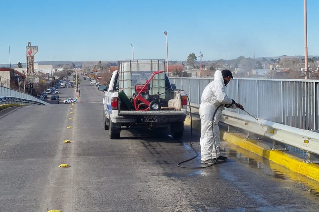 Limpieza de los puentes sobre avenidas Colón y Del Valle