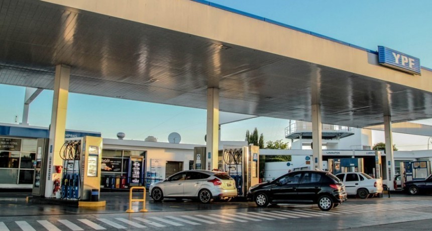 Aumenta la nafta: descongelaron el impuesto al combustible y habr&aacute; subas progresivas
