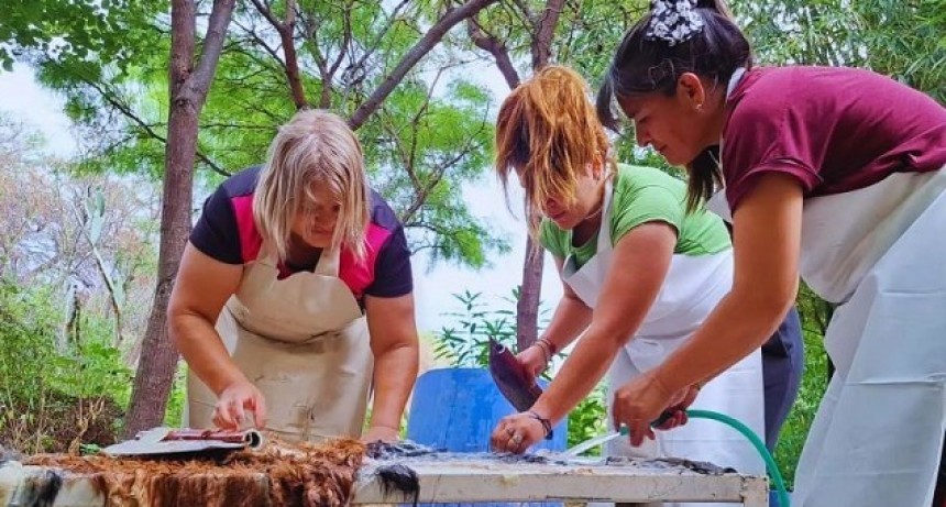 Mujeres rurales agregan valor a la curtiembre de cueros