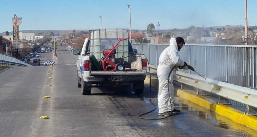Limpieza de los puentes sobre avenidas Col&oacute;n y Del Valle