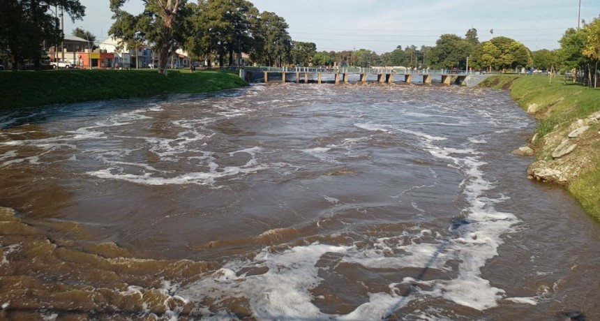 Contin&uacute;a el monitoreo del arroyo Tapalqu&eacute; y de asistencia a familias por parte del municipio