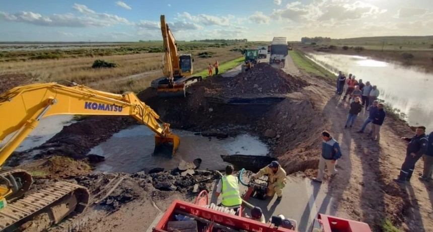 Vialidad Nacional avanza en el armado de un puente en un tramo de la Ruta 3 afectado por el temporal