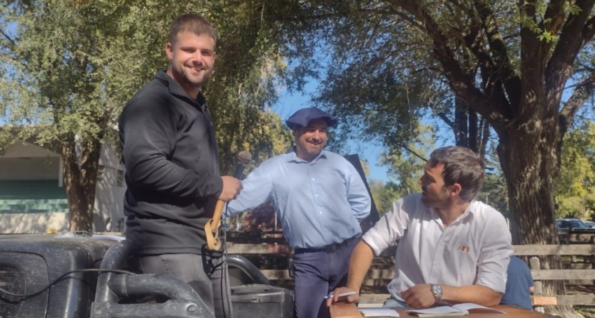Remate de Alfredo S. Mondino junto a Ezequiel Hourcade 