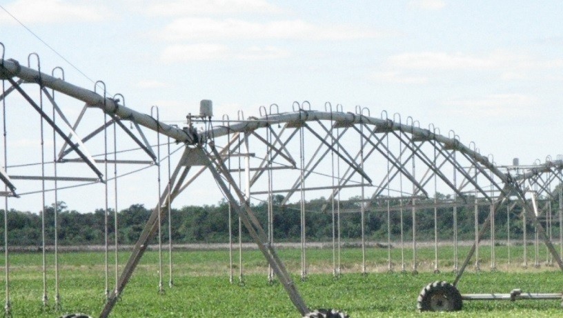 Riego agropecuario: bajan el IVA al 10,5% y lanzan incentivos para impulsar inversiones en el campo