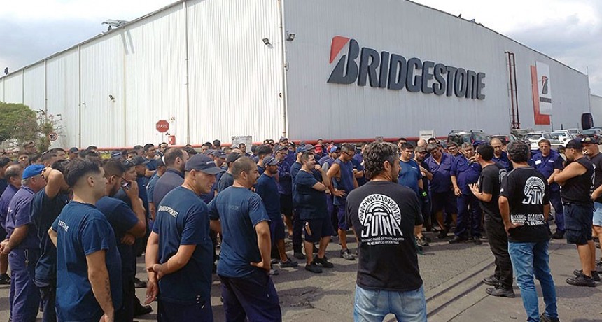 Trabajadores del neum&aacute;tico denunciaron despidos en Bridgestone y comenzaron un paro