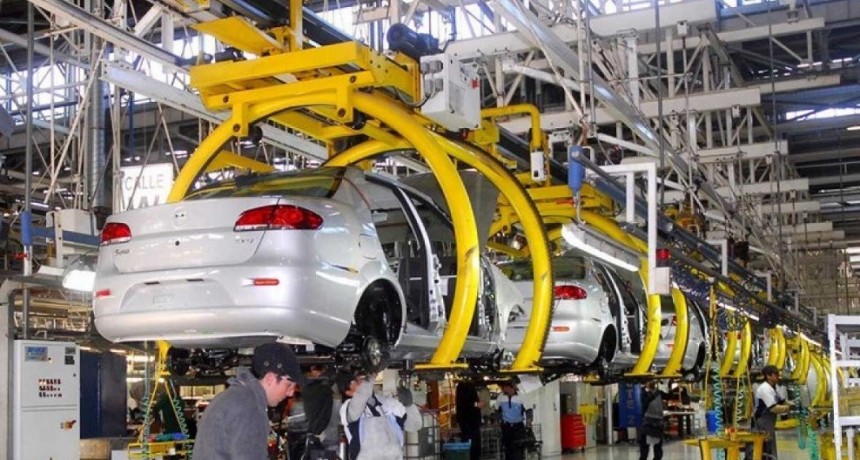 La producci&oacute;n automotr&iacute;z cay&oacute; un 21% interanual en abril