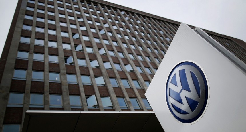 Volkswagen le anunci&oacute; a Caputo el inicio de la producci&oacute;n en serie de camiones y buses en C&oacute;rdoba