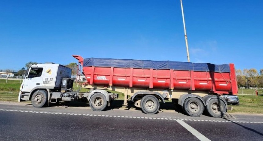 Transporte detuvo a un cami&oacute;n de cargas con 16 toneladas de sobrepeso