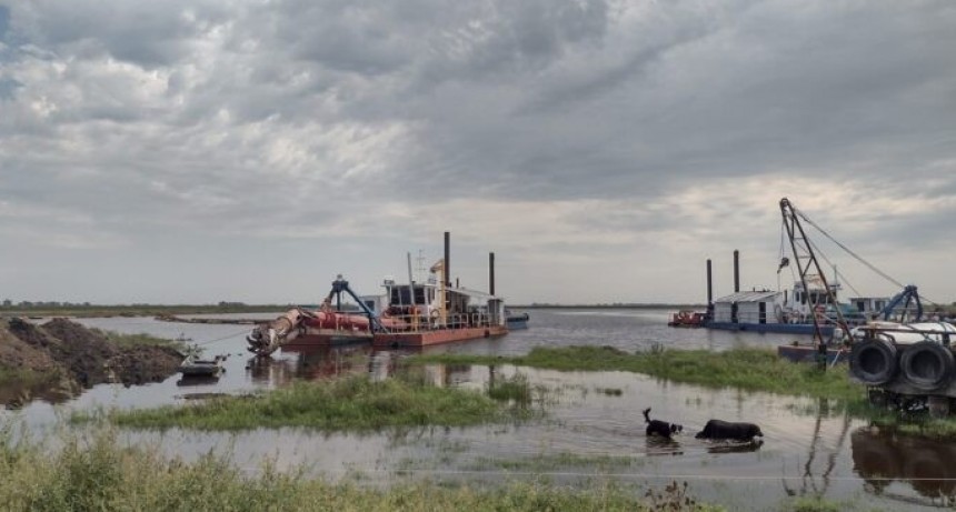 Desbord&oacute; el agua cerca del R&iacute;o Salado y el campo insiste con las obras de dragado