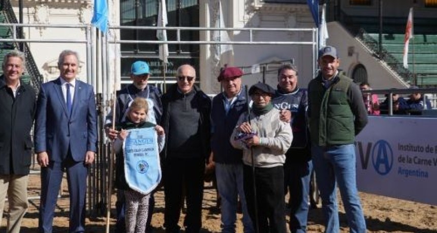 Expo Angus de Oto&ntilde;o: La &Ntilde;ata gan&oacute; el Gran Campe&oacute;n Hembra PC con un lote de La Pampa