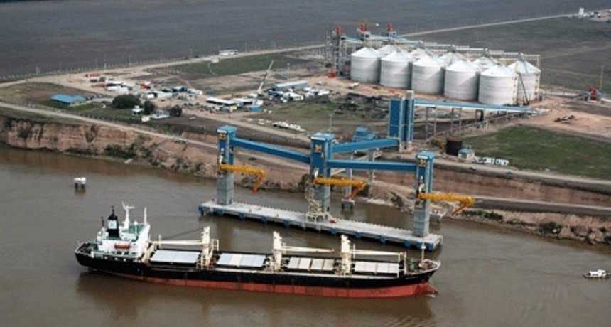 Efecto sequ&iacute;a: estiman que el ingreso de buques graneleros a los puertos argentinos ser&aacute; la mitad que en el 2022