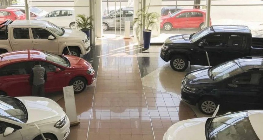 El patentamiento de autos no levanta cabeza y termin&oacute; el semestre un 22,6% abajo de 2023