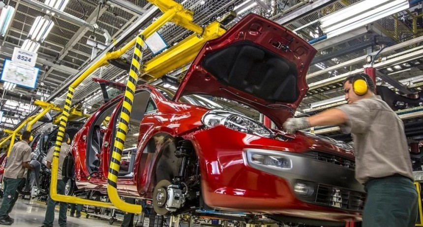 La producci&oacute;n de autom&oacute;viles cay&oacute; un 40% frente a junio del 2023