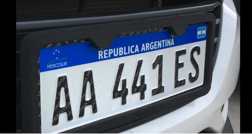 Advierten una posible escasez de c&eacute;dulas verdes y patentes para los autos y motos, &iquest;a qu&eacute; se debe?