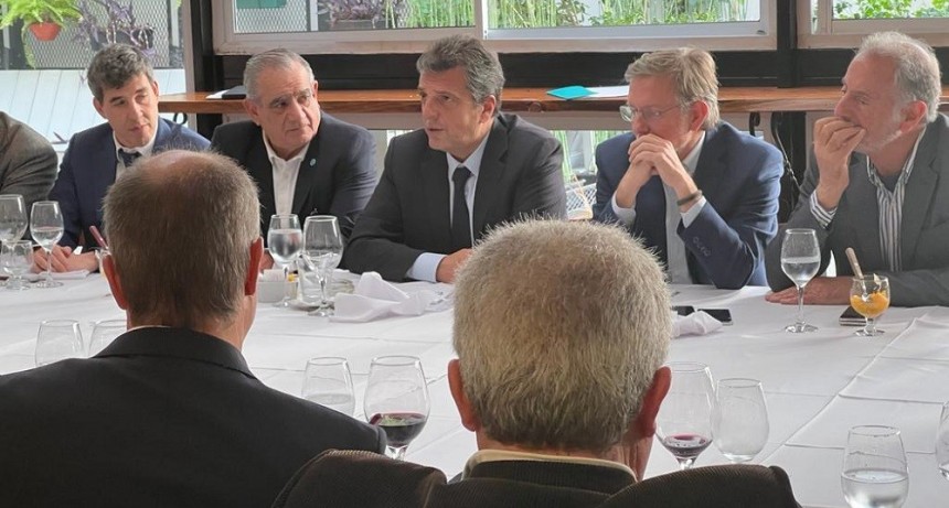 Massa quiere apurar anuncios para el campo y realiz&oacute; una sorpresiva visita a una reuni&oacute;n de Coninagro