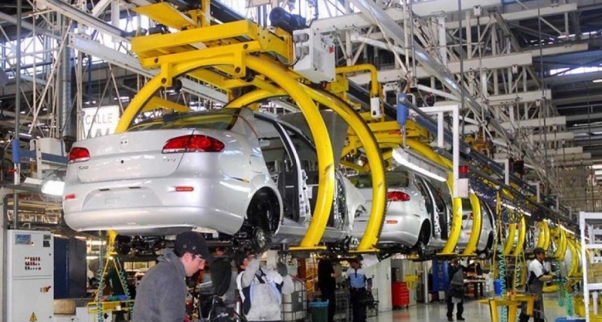 Fuerte suba de la producci&oacute;n automotriz en julio, aunque las terminales a&uacute;n fabrican por debajo del 2023