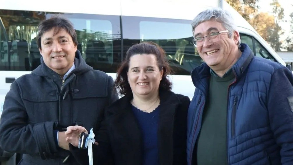 Entregaron un minibús al CEPT N° 27 de Arboledas