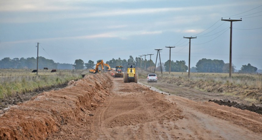 Las empresas adjudicadas ya trabajan en el mantenimiento de los caminos rurales de Olavarr&iacute;a 