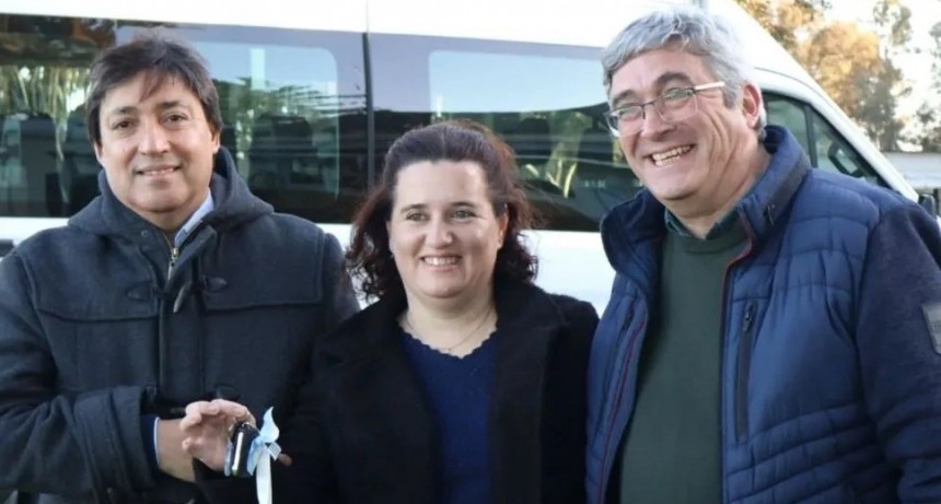 Entregaron un minib&uacute;s al CEPT N&deg; 27 de Arboledas