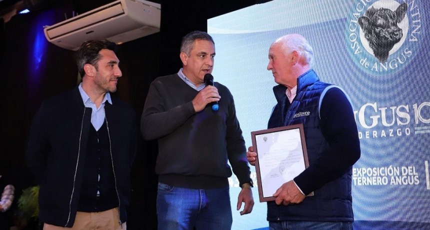 El Concejal Matrella entreg&oacute; la menci&oacute;n de Inter&eacute;s Legislativo a la Expo Nacional Angus