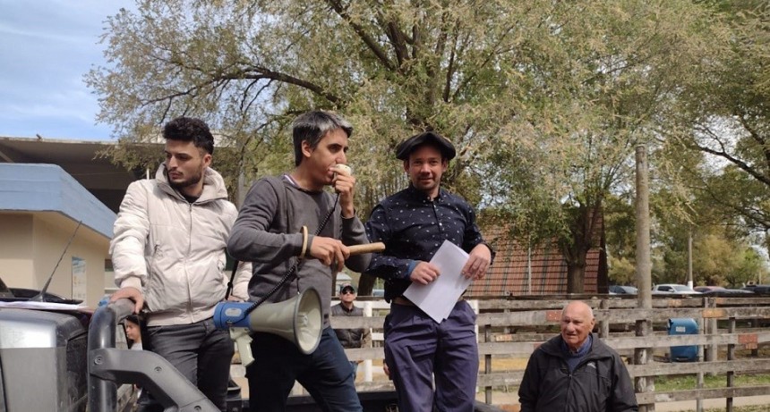 El martillero encargado del remate de la firma Daniel Blanco celebr&oacute; las ventas realizadas