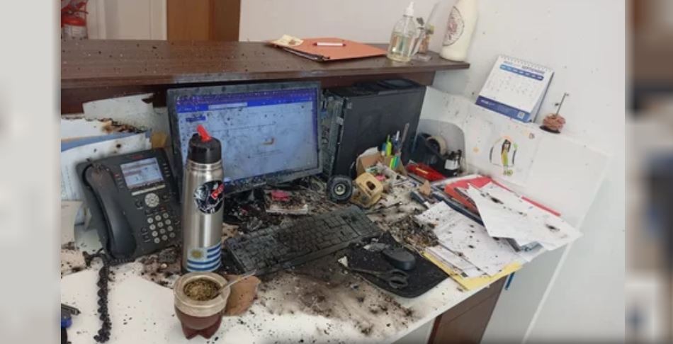 Así quedó la oficina donde explotó el paquete sospechoso enviado a Pino en La Rural