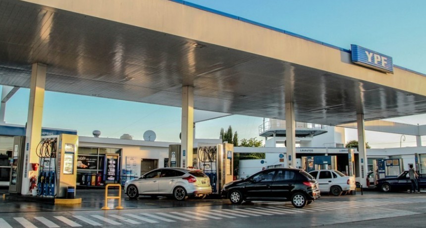 El combustible baja un 3% en la Argentina por la ca&iacute;da internacional del petr&oacute;leo