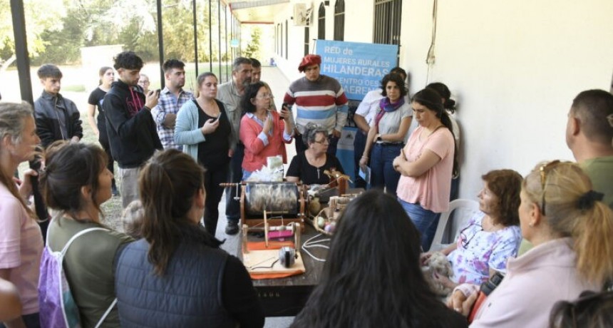 Volver a la lana: m&aacute;s de 20 mujeres muestran el arte de hilar en la Sociedad Rural de Bol&iacute;var