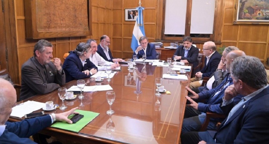 El Gobierno present&oacute; a la Mesa de Enlace un plan para impulsar la competitividad de productores de soja y ma&iacute;z