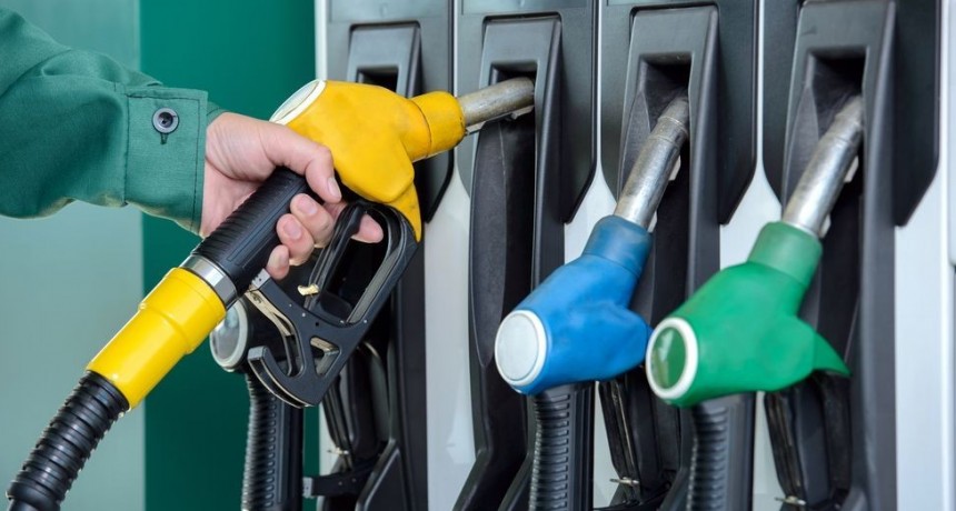 Ante la escasez, el Gobierno acord&oacute; con petroleras importar barcos con combustibles