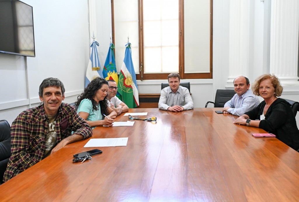 Se entregaron créditos del Ministerio de Asuntos Agrarios a productores apícolas y ganaderos