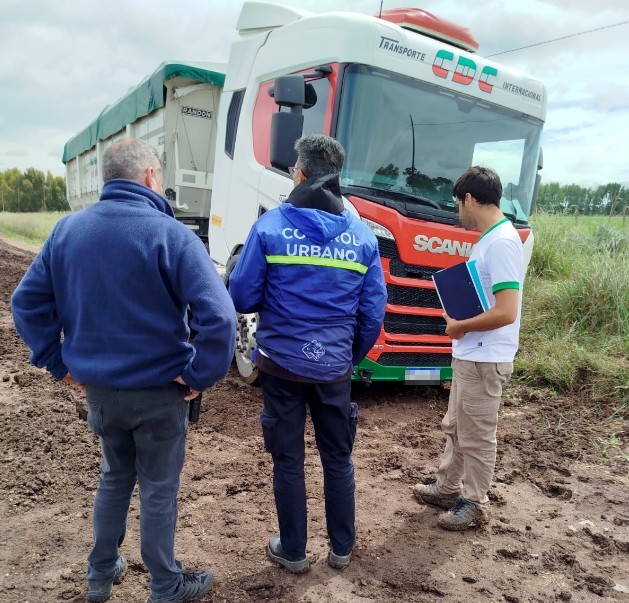 Labran infracciones a camiones que circulaban post lluvia en caminos rurales