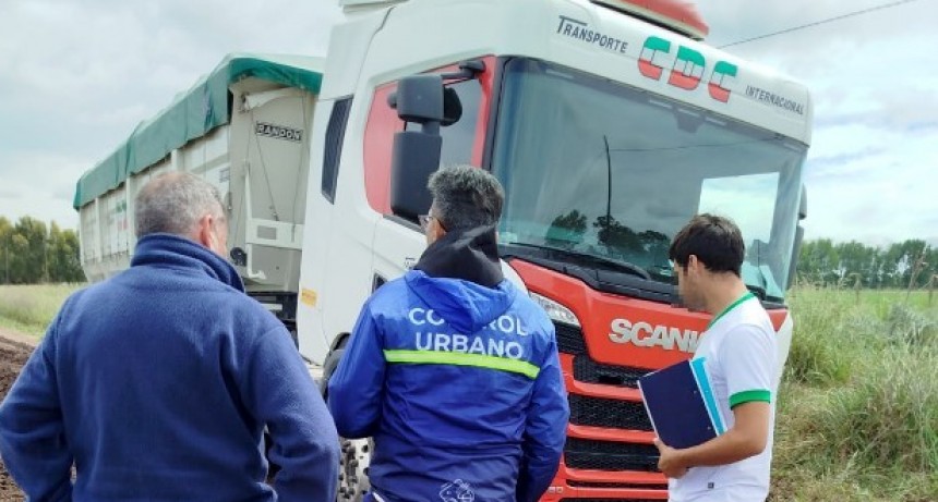 Labran infracciones a camiones que circulaban post lluvia en caminos rurales