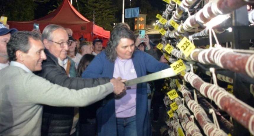 Nuevo r&eacute;cord: Tandil present&oacute; el salame m&aacute;s largo del mundo