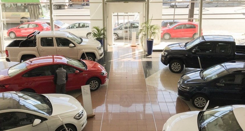 Las automotrices comenzar a frenar la producci&oacute;n por no poder pagar insumos importados