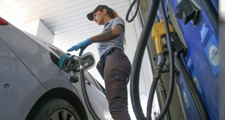 La venta de combustibles creci&oacute; en octubre pero sigue por debajo del registro de 2023