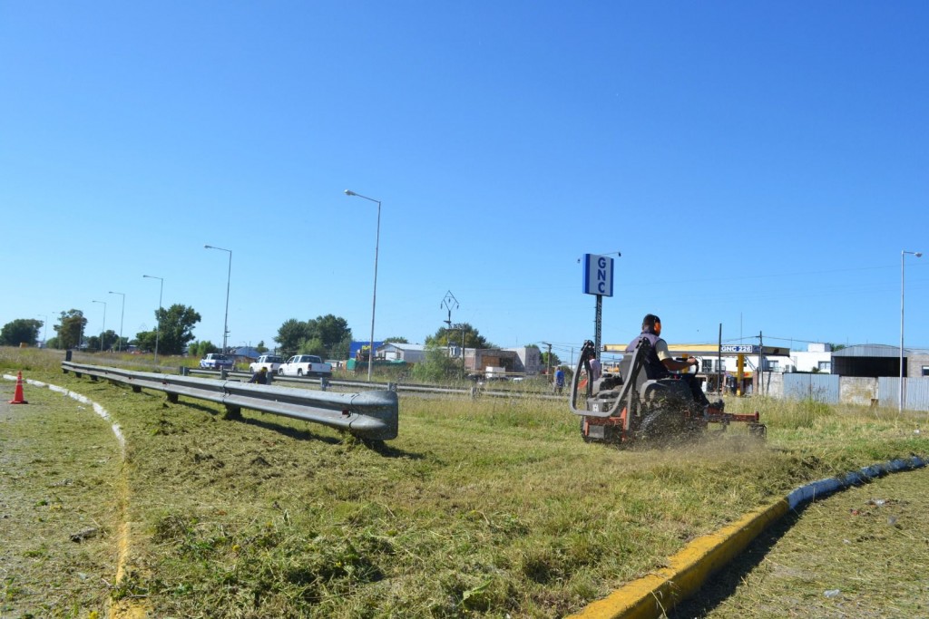 El Municipio realiza el corte de pasto en rotondas de Ruta Nacional Nº 226